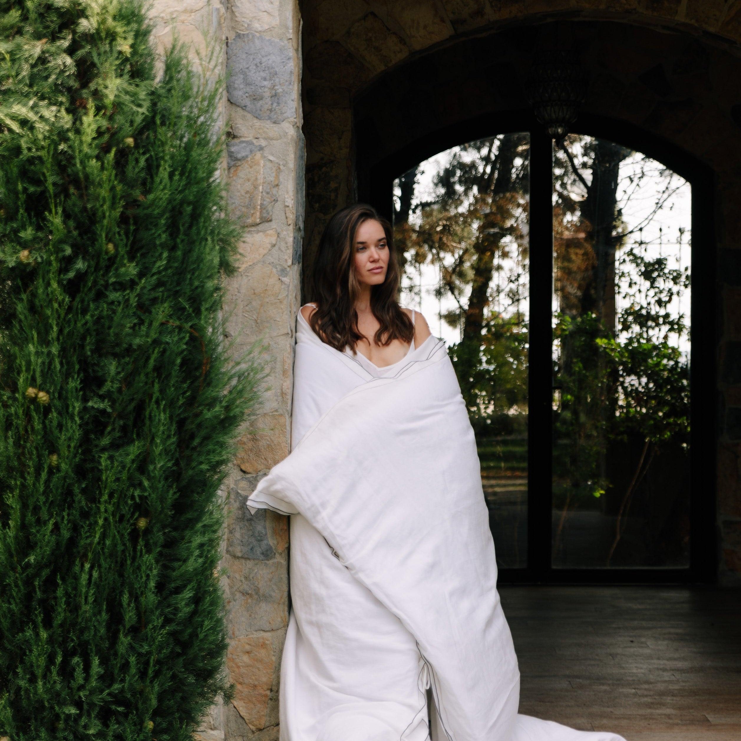 Keten-tencel karışımıyla kalite ve konforu bir araya getiriyor.Modern tasarımlar ve doğal malzemelerle, yatak odanızı yeniden şekillendirin.