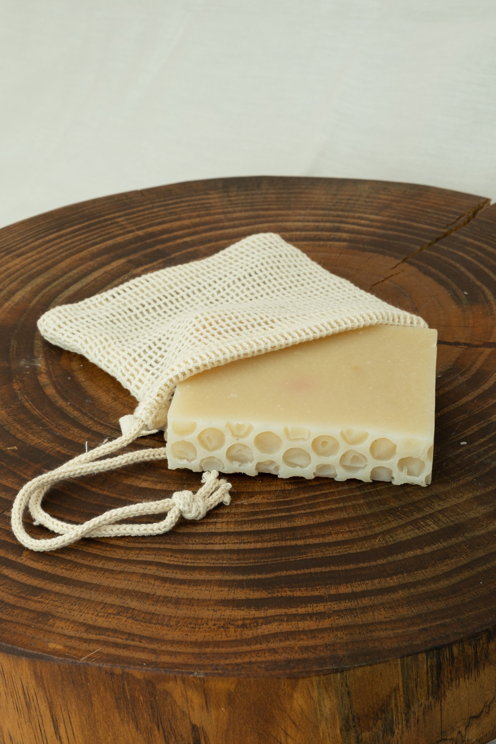 Doğal Soğuk İşlem Keçi Sütlü ve Ballı Sabun 120 gr Nemlendiricili ve Pürüzsüzleştirici JOJOMIA Katı Sabun