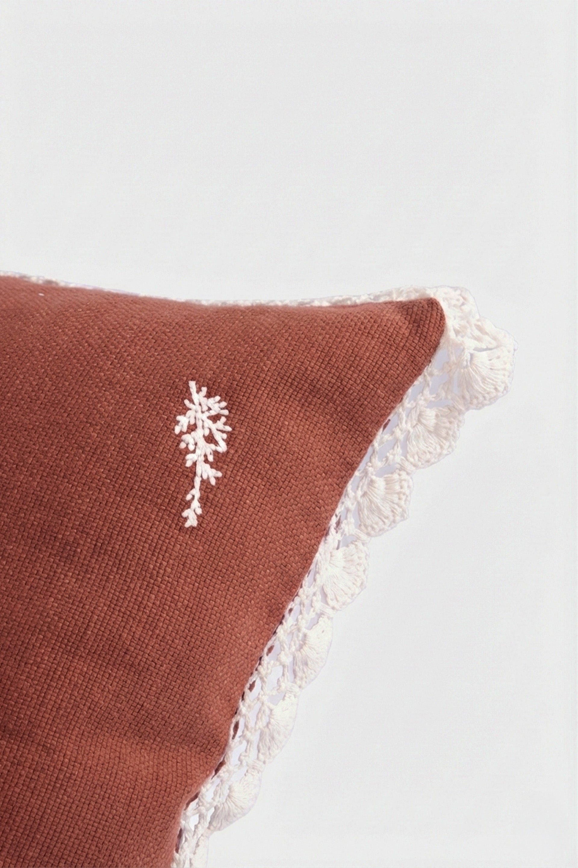 Freya Nakış Detaylı Dekoratif Kırlent Kılıfı 45x45 Jojomia Kırlent Kılıfı