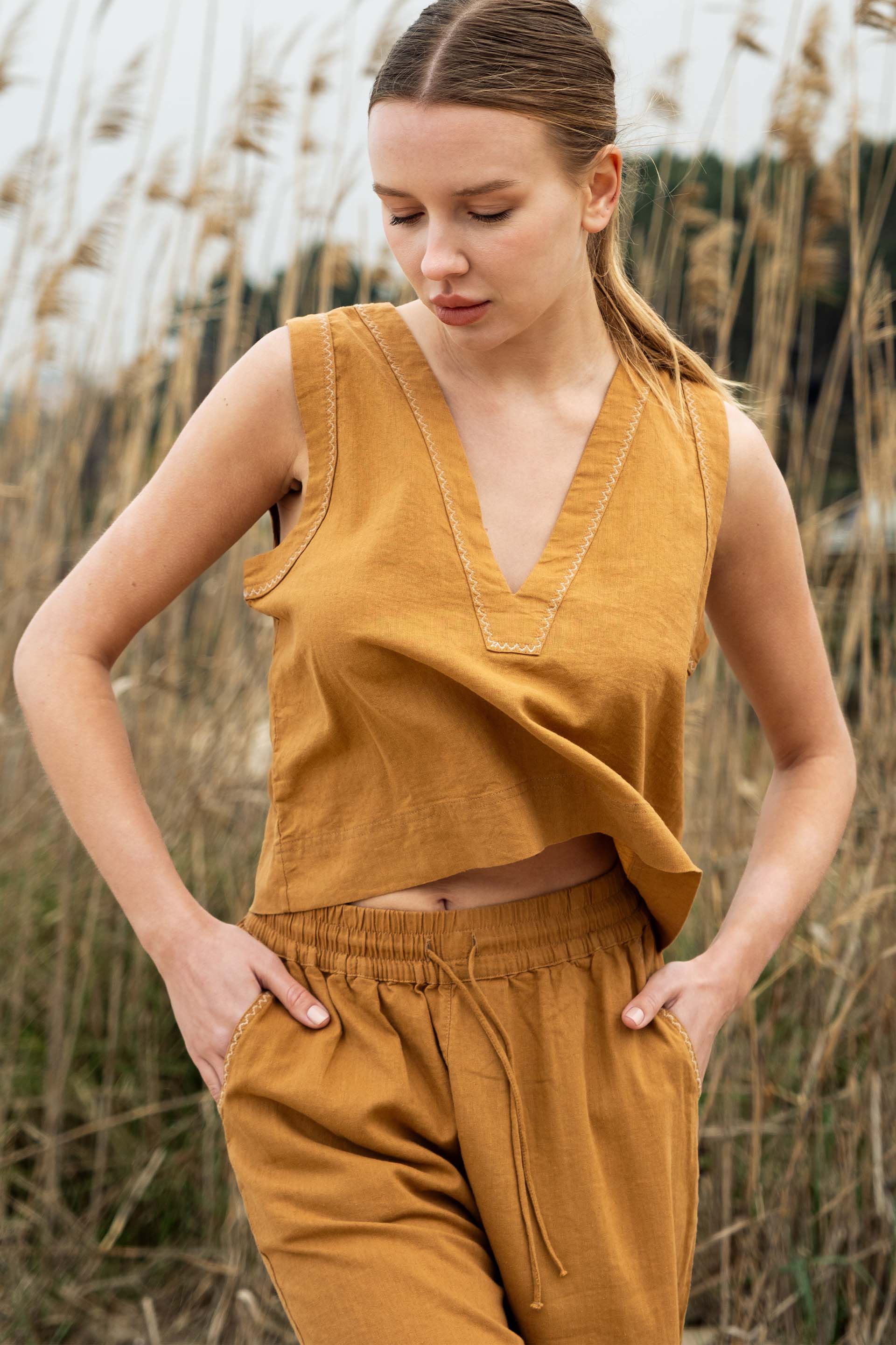 Nina Crop Üst V Yaka Nakış Detaylı Jojomia T-Shirt