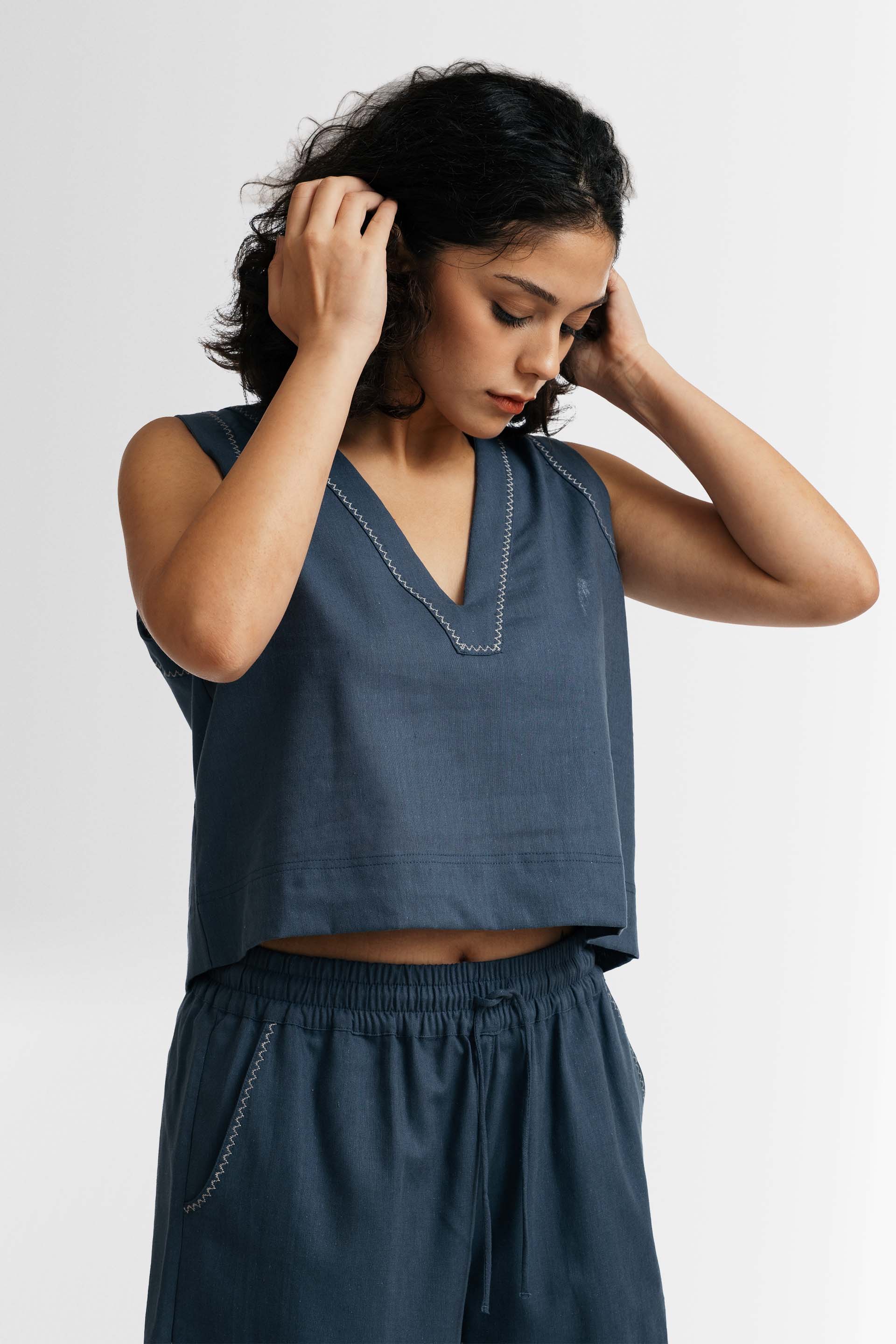 Nina Crop Üst V Yaka Nakış Detaylı Jojomia T-Shirt