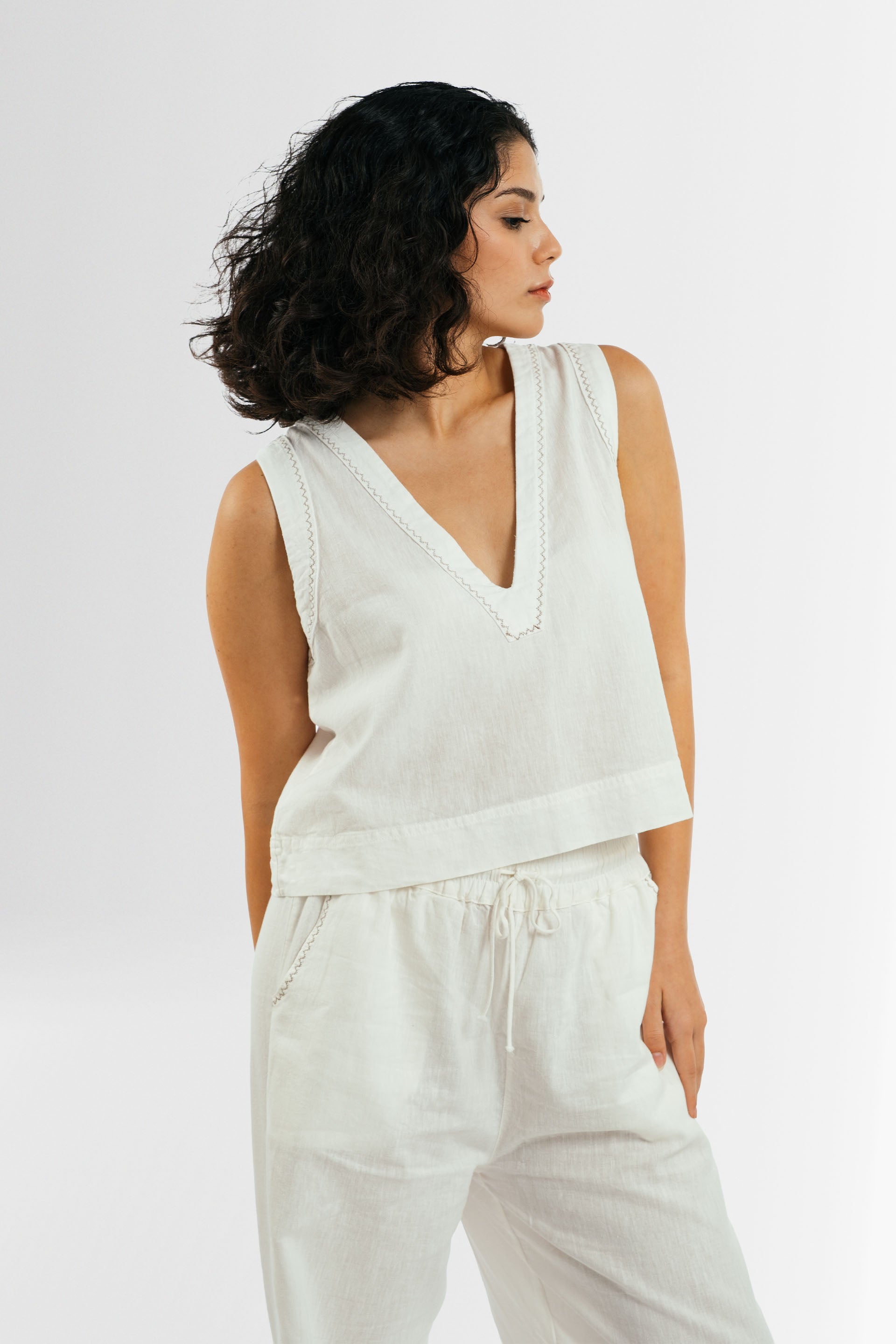 Nina Crop Üst V Yaka Nakış Detaylı Jojomia T-Shirt
