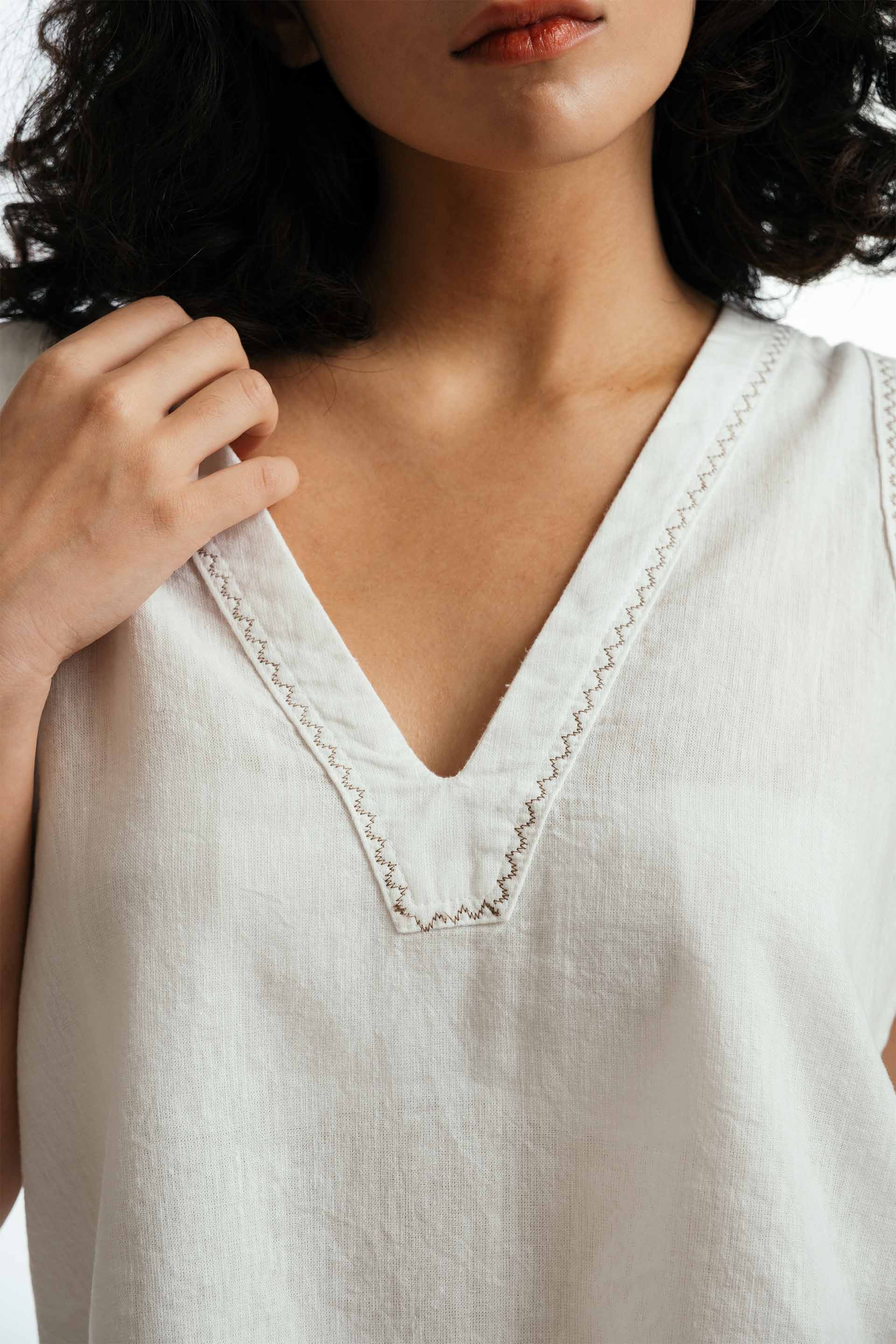 Nina Crop Üst V Yaka Nakış Detaylı Jojomia T-Shirt