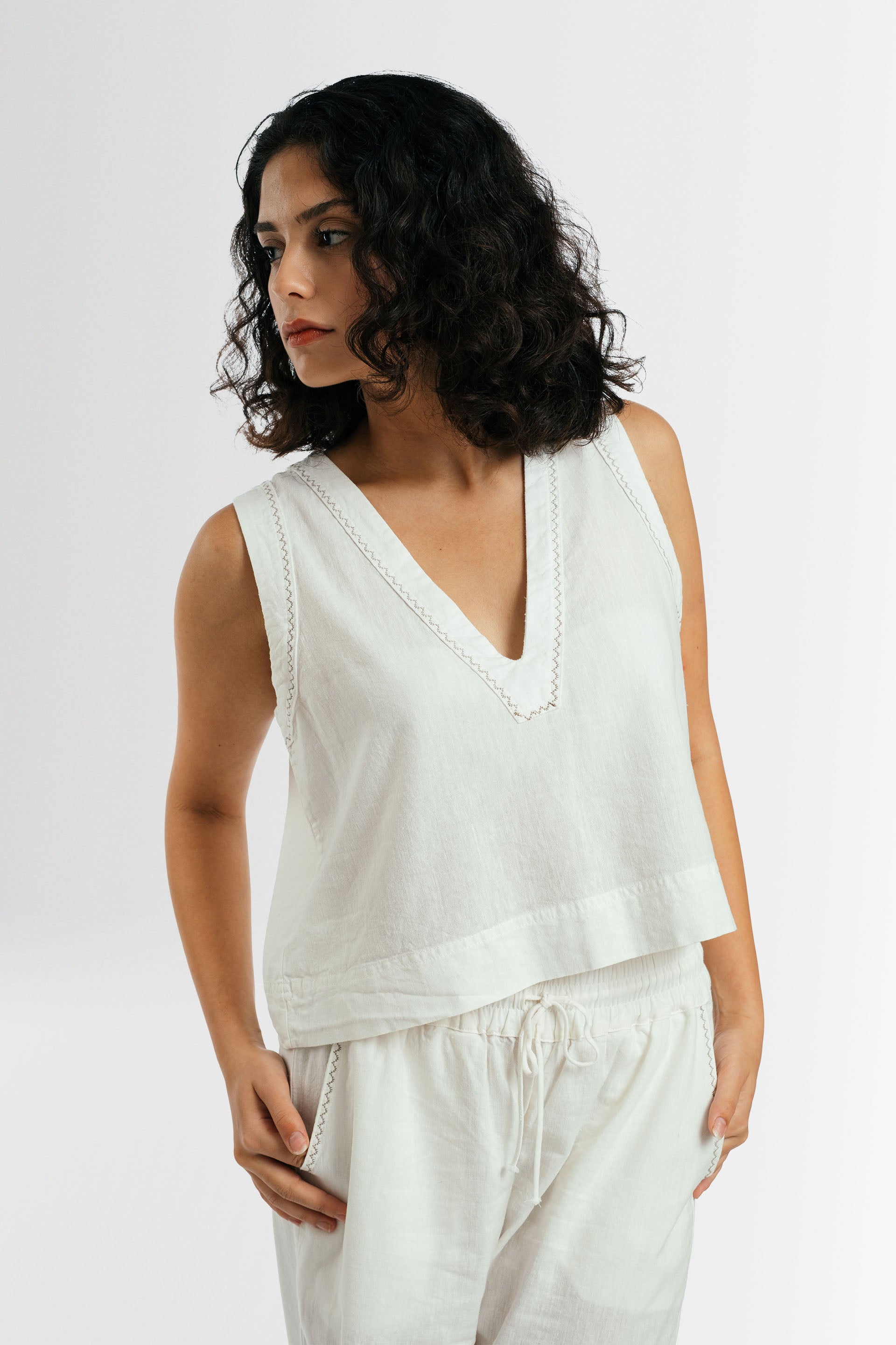 Nina Crop Üst V Yaka Nakış Detaylı Jojomia T-Shirt