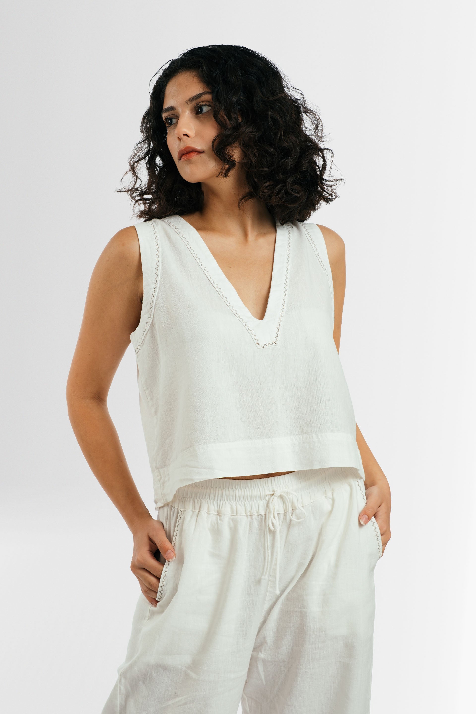 Nina Crop Üst V Yaka Nakış Detaylı Jojomia T-Shirt