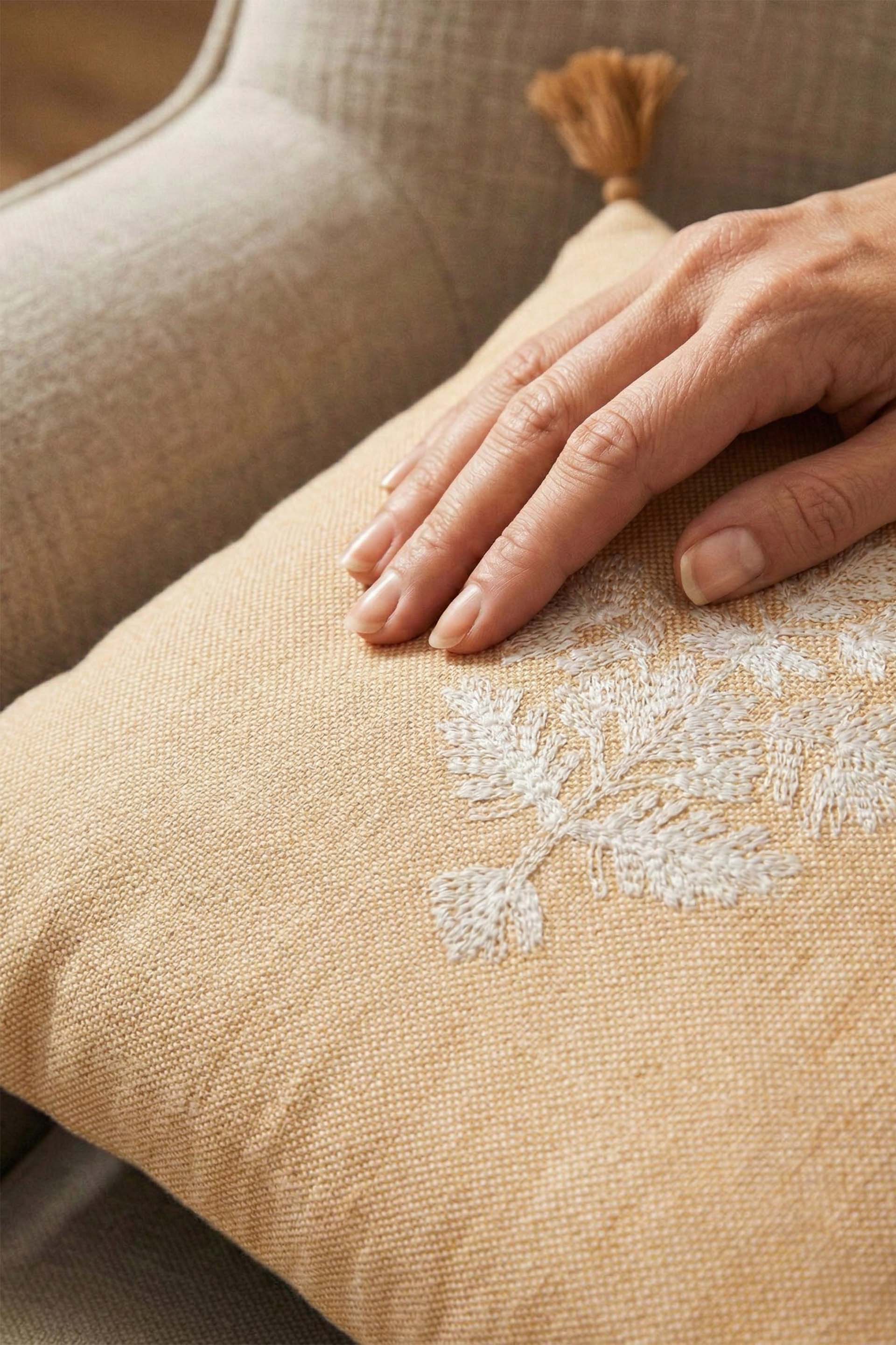 Nysa Nakış Detaylı Ponponlu Dekoratif Kırlent Kılıfı 45x45 Jojomia Kırlent Kılıfı