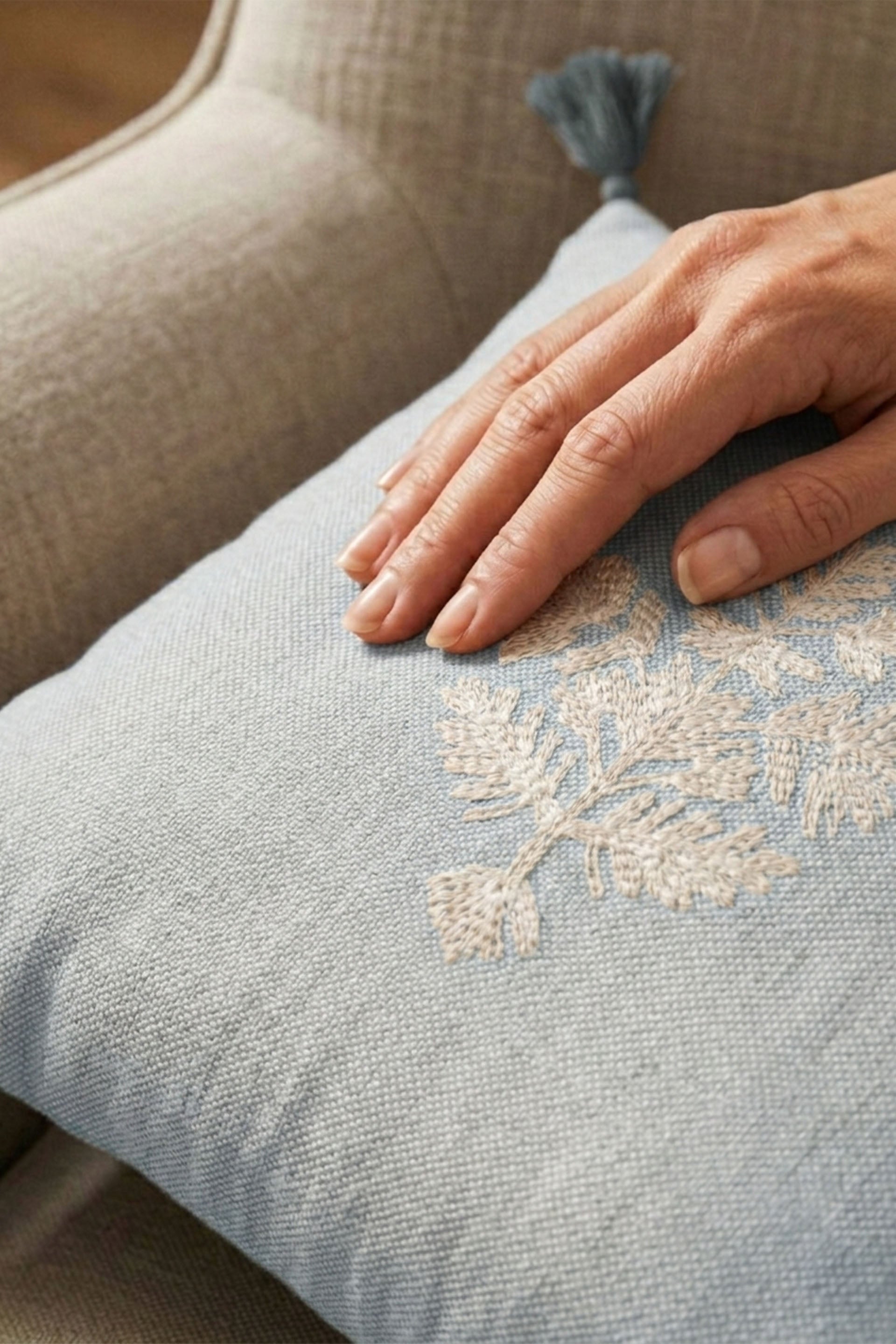 Nysa Nakış Detaylı Ponponlu Dekoratif Kırlent Kılıfı 45x45 Jojomia Kırlent Kılıfı